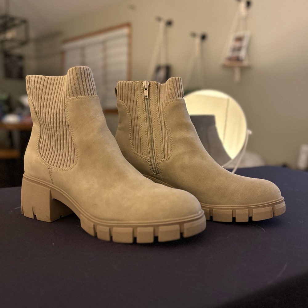 NWOT Tan Universal Thread Boots size 11